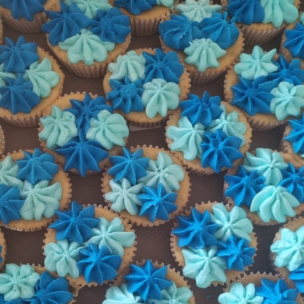 Iced cupcakes by Hantie se Tuisgebak in Witbank