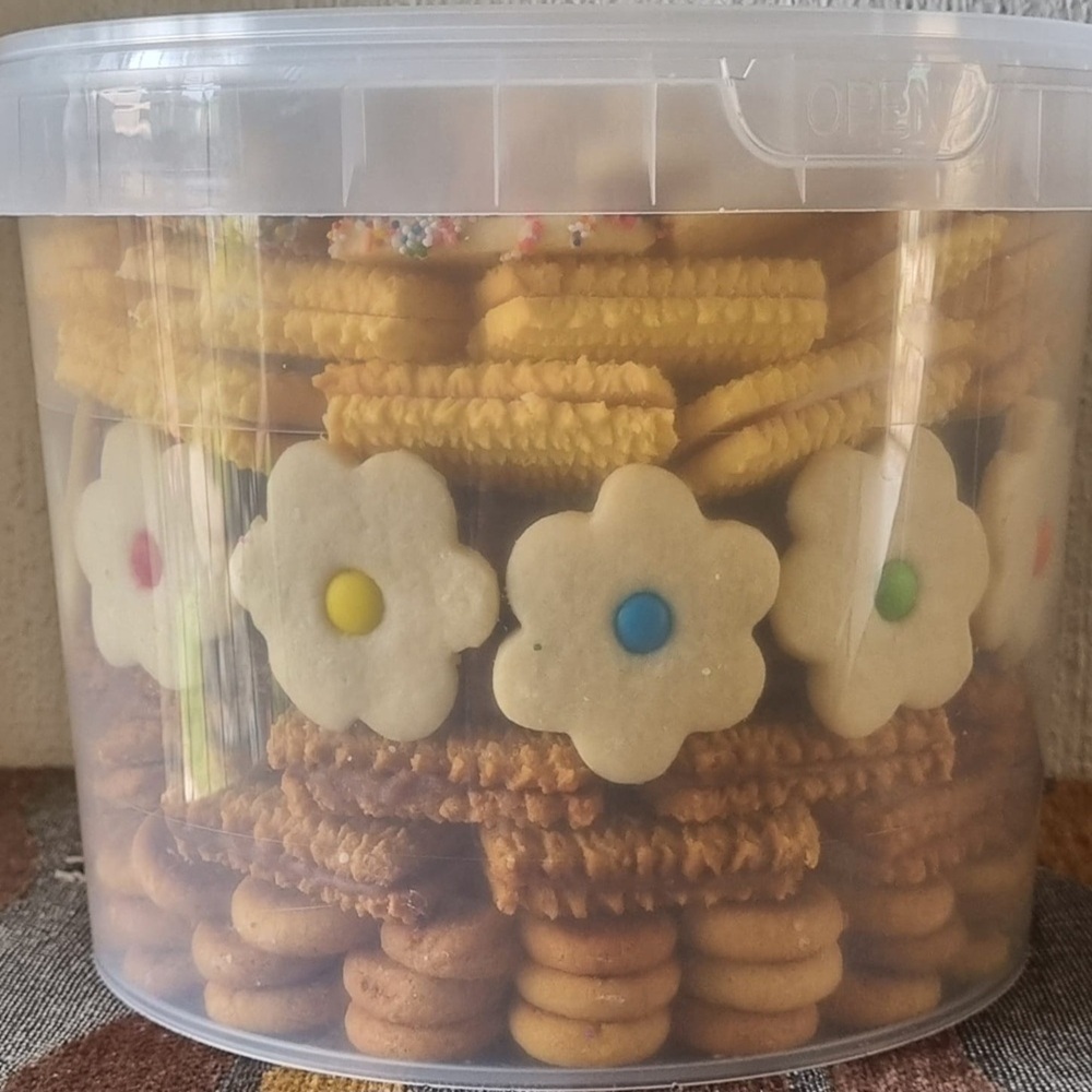 Mixed cookies in a bucket - Hantie se Tuisgebak